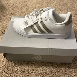 Adidas Grand Court 2.0 white with Platin Metallic stripes NWT